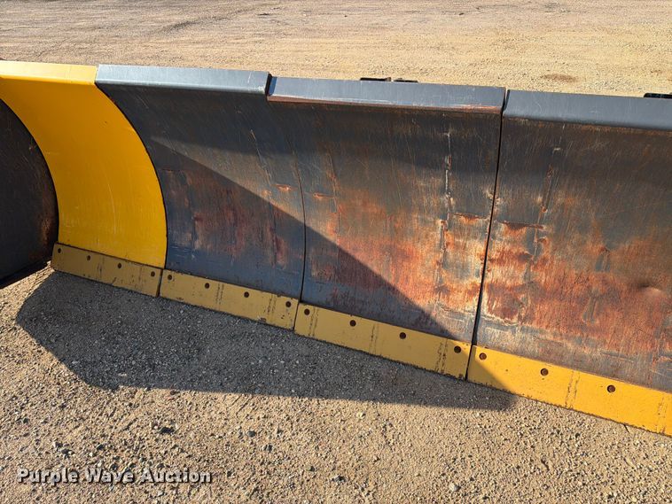image for item DQ0065 2016 CNH Industrial 17HD snow pusher