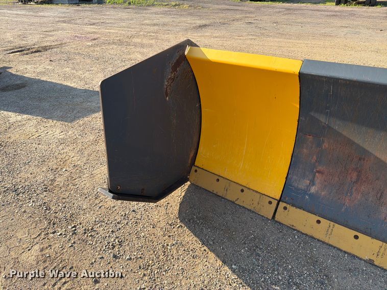 image for item DQ0065 2016 CNH Industrial 17HD snow pusher