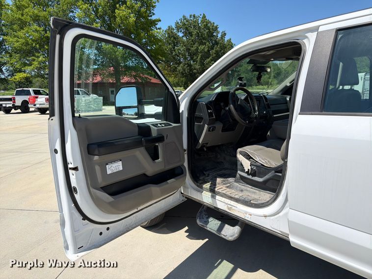 image for item DQ7842 2019 Ford F-450 truck cab and chassis