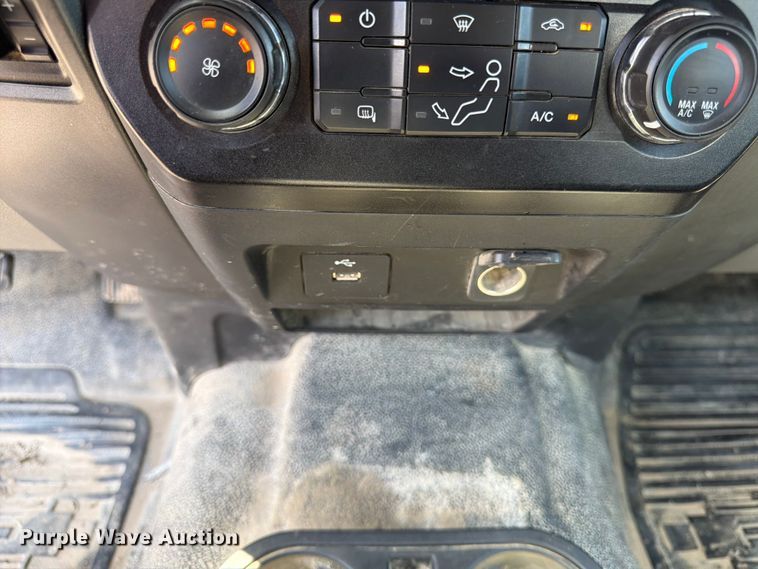 image for item DQ7842 2019 Ford F-450 truck cab and chassis