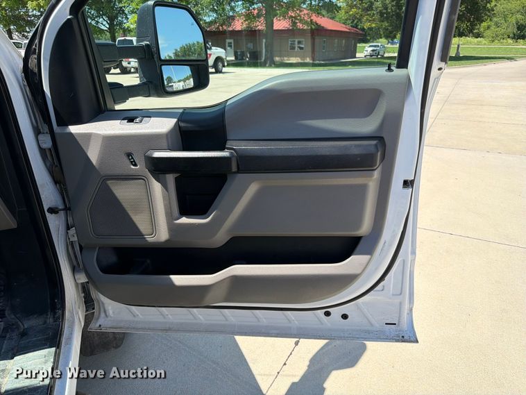 image for item DQ7842 2019 Ford F-450 truck cab and chassis