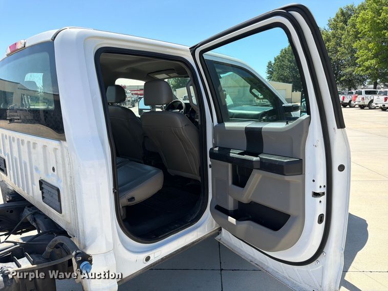 image for item DQ7842 2019 Ford F-450 truck cab and chassis