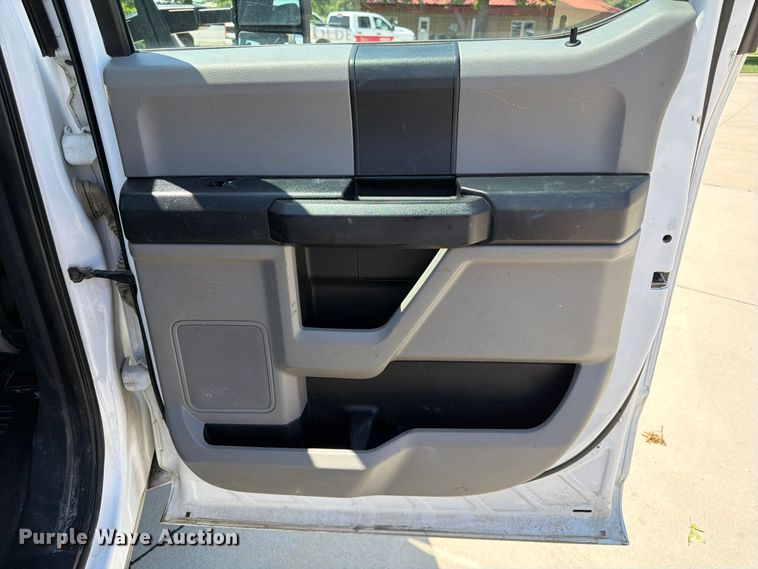 image for item DQ7842 2019 Ford F-450 truck cab and chassis