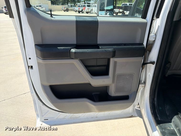 image for item DQ7842 2019 Ford F-450 truck cab and chassis