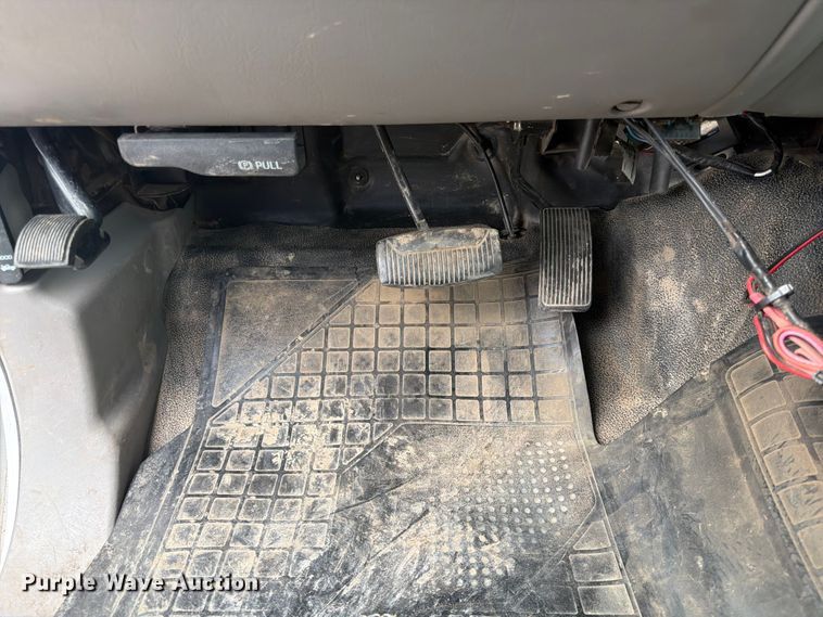 image for item DQ7871 2001 Ford F450 Super Duty flatbed truck