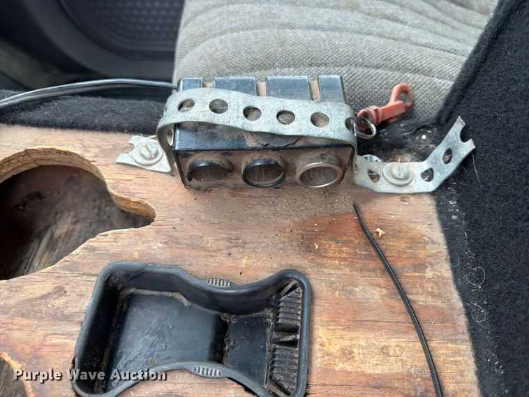 image for item DQ7871 2001 Ford F450 Super Duty flatbed truck