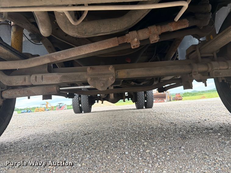 image for item DQ7871 2001 Ford F450 Super Duty flatbed truck