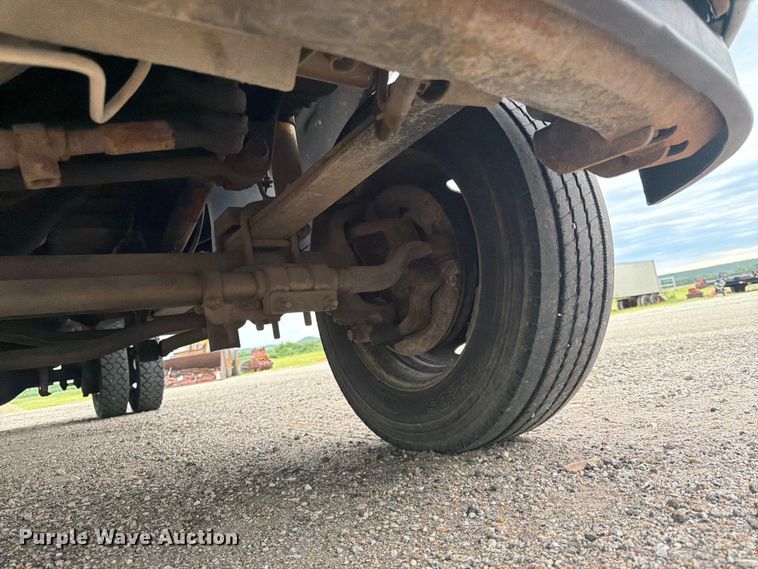 image for item DQ7871 2001 Ford F450 Super Duty flatbed truck
