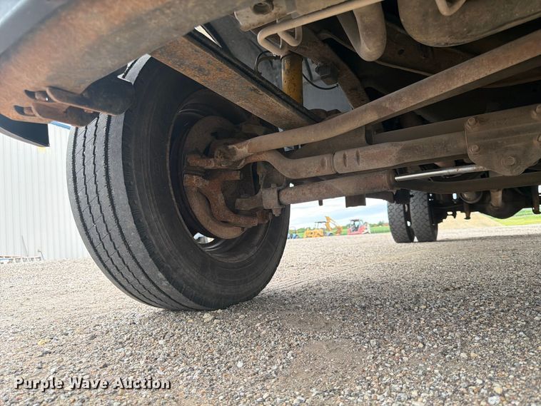 image for item DQ7871 2001 Ford F450 Super Duty flatbed truck