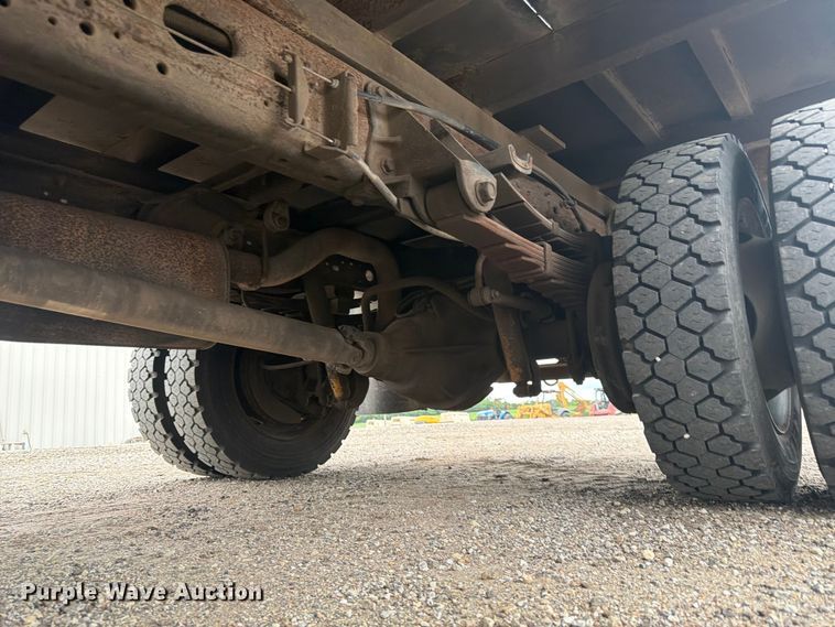 image for item DQ7871 2001 Ford F450 Super Duty flatbed truck