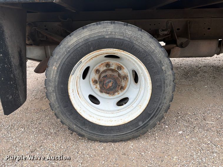 image for item DQ7871 2001 Ford F450 Super Duty flatbed truck