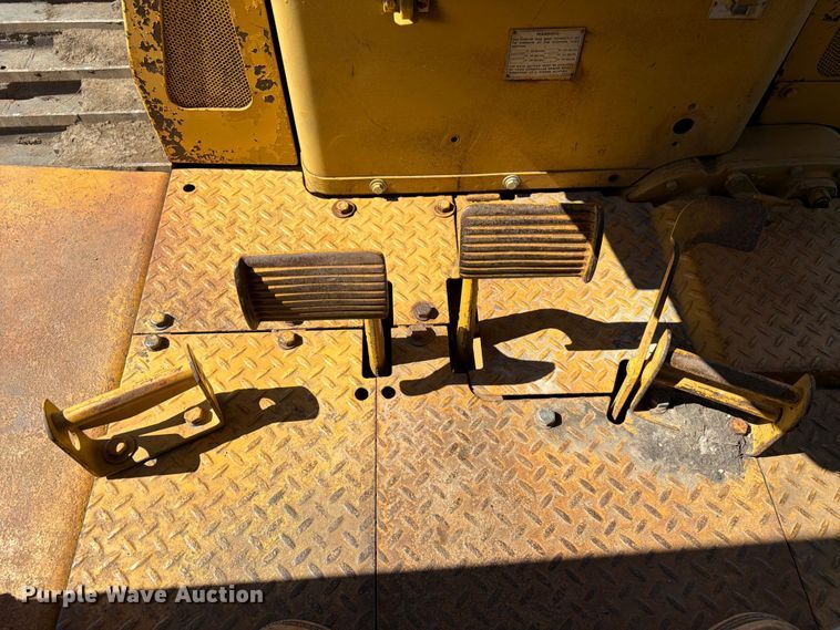 image for item DQ7930 1972 Caterpillar D8H cable plow