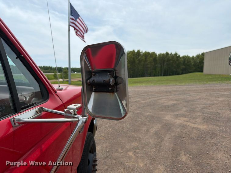 image for item DQ7932 1996 Ford F450 Super Duty flatbed truck