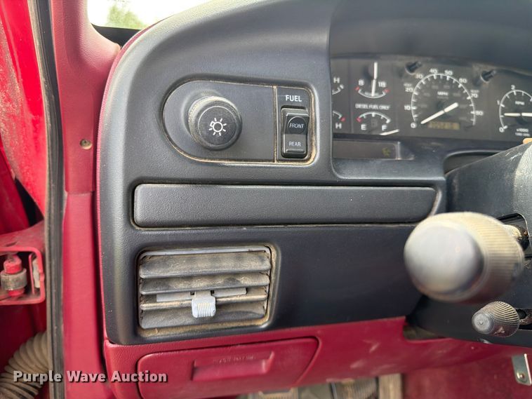 image for item DQ7932 1996 Ford F450 Super Duty flatbed truck