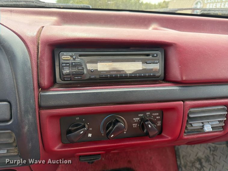 image for item DQ7932 1996 Ford F450 Super Duty flatbed truck