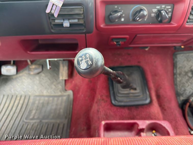 image for item DQ7932 1996 Ford F450 Super Duty flatbed truck