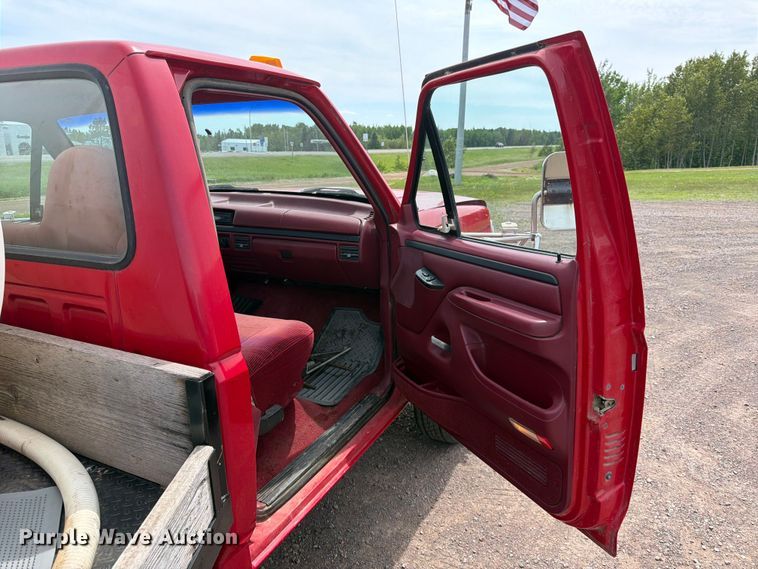 image for item DQ7932 1996 Ford F450 Super Duty flatbed truck