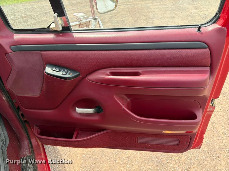 image for item DQ7932 1996 Ford F450 Super Duty flatbed truck