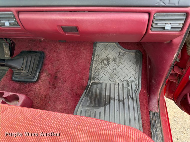 image for item DQ7932 1996 Ford F450 Super Duty flatbed truck