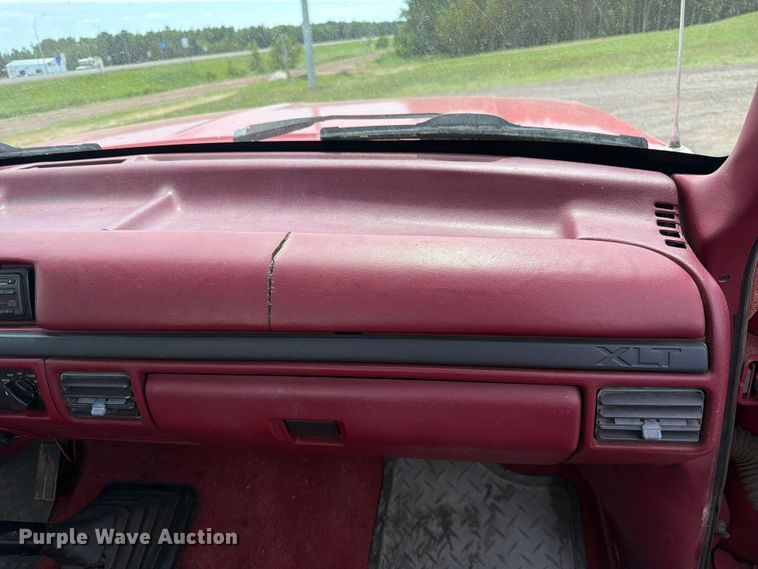 image for item DQ7932 1996 Ford F450 Super Duty flatbed truck