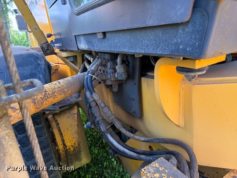 image for item DQ7935 2003 Volvo G740B motor grader