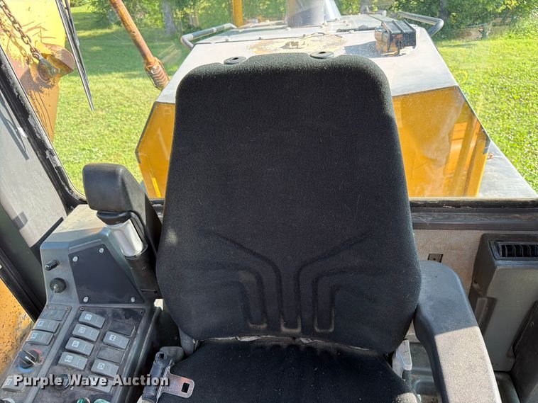 image for item DQ7935 2003 Volvo G740B motor grader