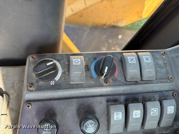 image for item DQ7935 2003 Volvo G740B motor grader