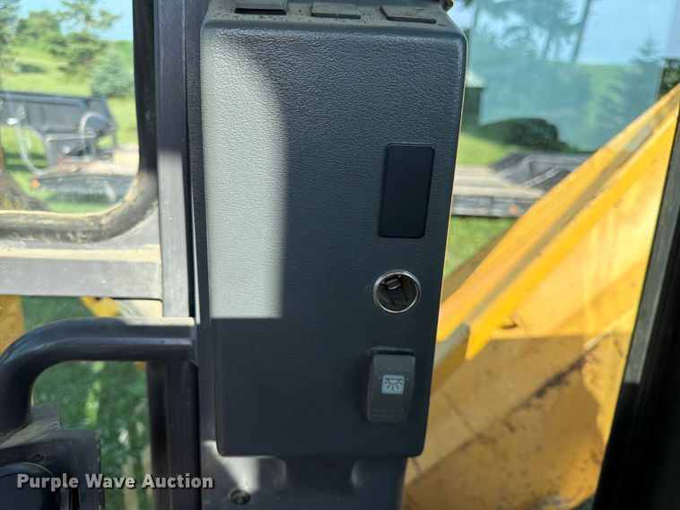 image for item DQ7935 2003 Volvo G740B motor grader