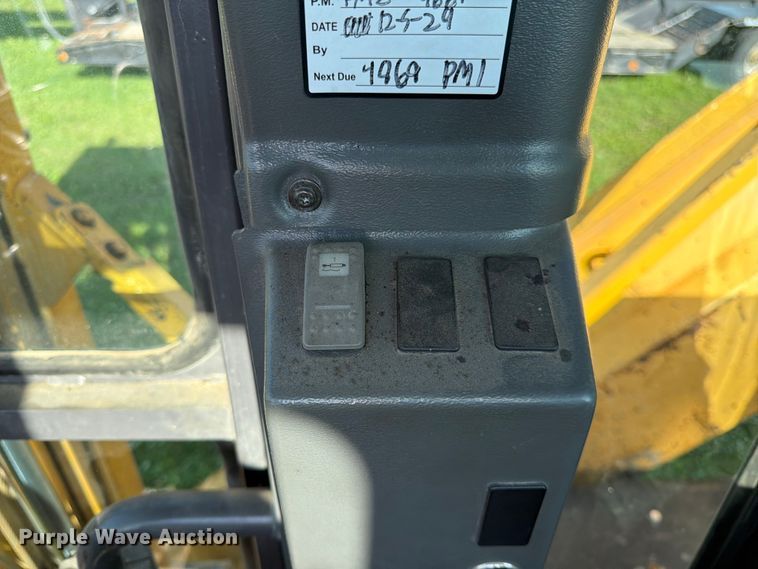 image for item DQ7935 2003 Volvo G740B motor grader