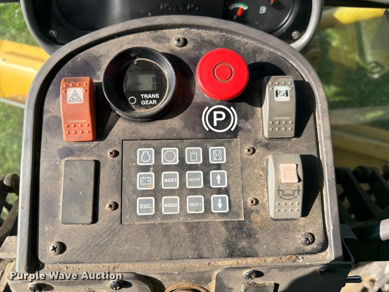 image for item DQ7935 2003 Volvo G740B motor grader