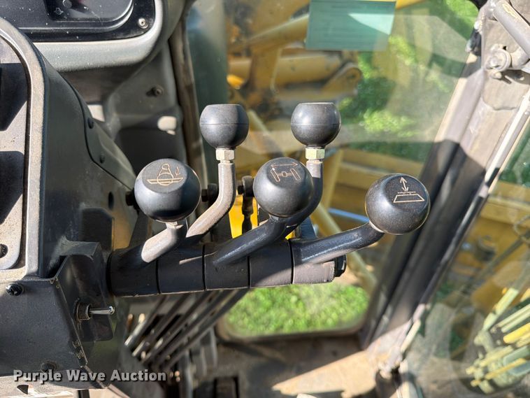image for item DQ7935 2003 Volvo G740B motor grader