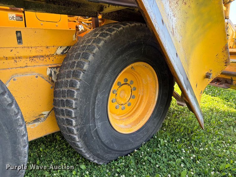 image for item DQ7935 2003 Volvo G740B motor grader