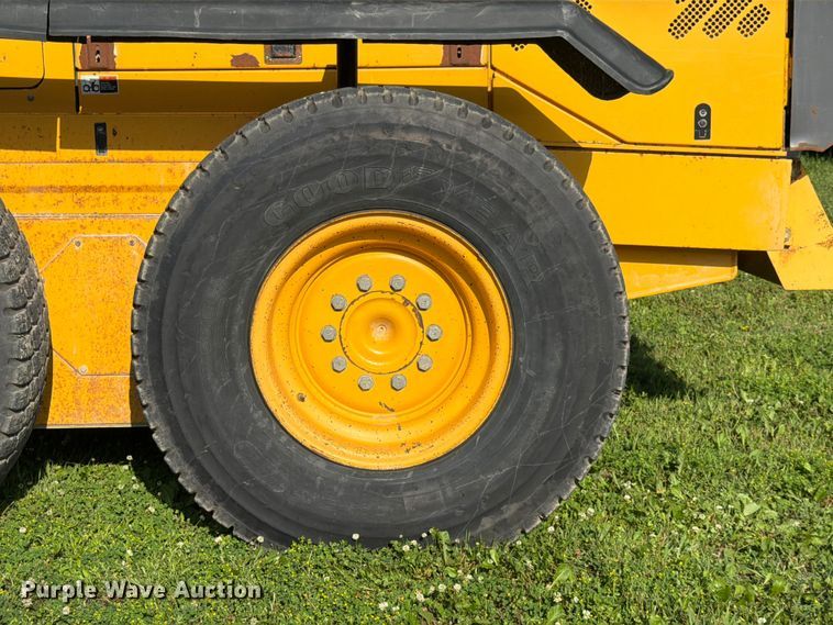 image for item DQ7935 2003 Volvo G740B motor grader