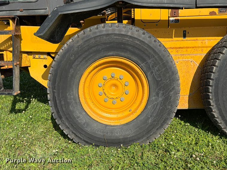 image for item DQ7935 2003 Volvo G740B motor grader