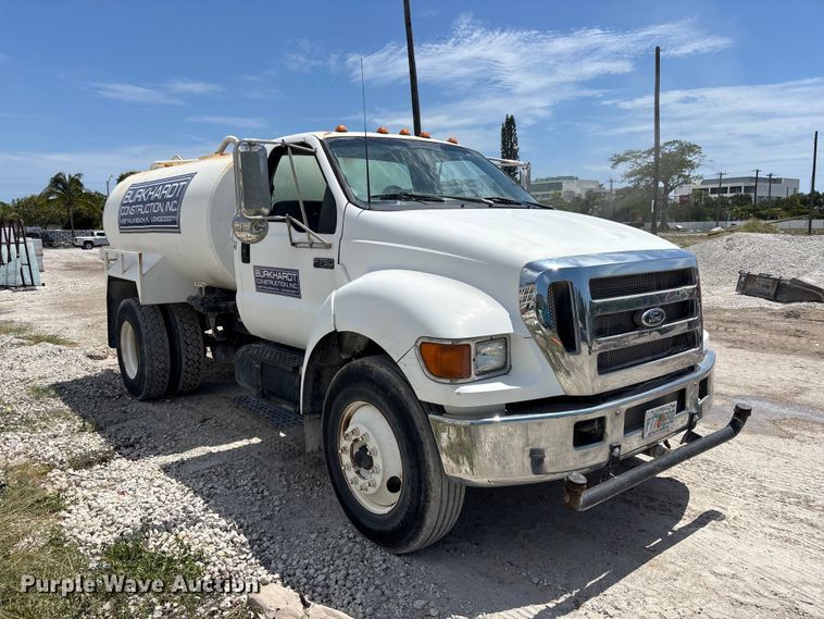 image for item DU6319 2006 Ford F750 Super Duty tank truck