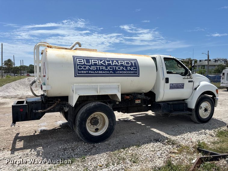 image for item DU6319 2006 Ford F750 Super Duty tank truck