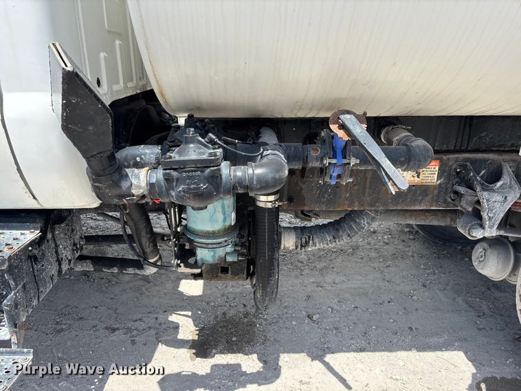 image for item DU6319 2006 Ford F750 Super Duty tank truck