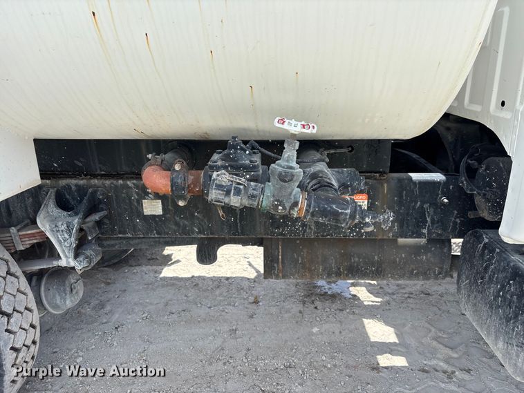 image for item DU6319 2006 Ford F750 Super Duty tank truck