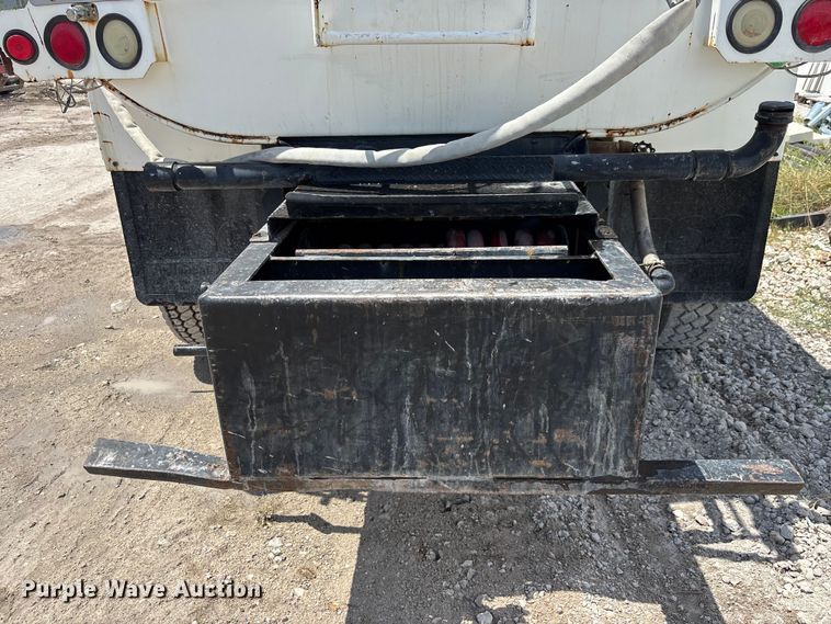 image for item DU6319 2006 Ford F750 Super Duty tank truck