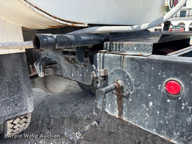 image for item DU6319 2006 Ford F750 Super Duty tank truck
