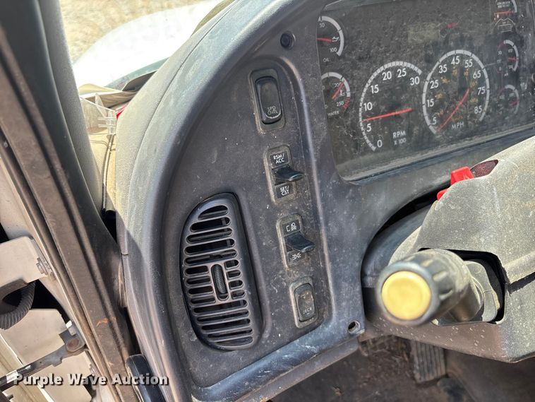 image for item DU6327 2014 Freightliner M2106 flatbed truck