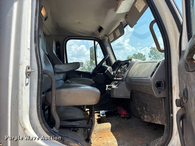 image for item DU6327 2014 Freightliner M2106 flatbed truck