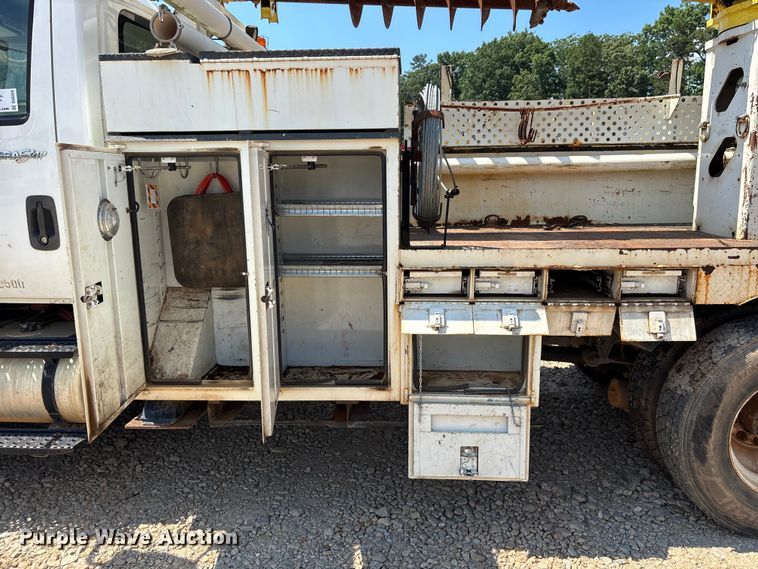 image for item DU6334 2013 International 4400 digger derrick truck