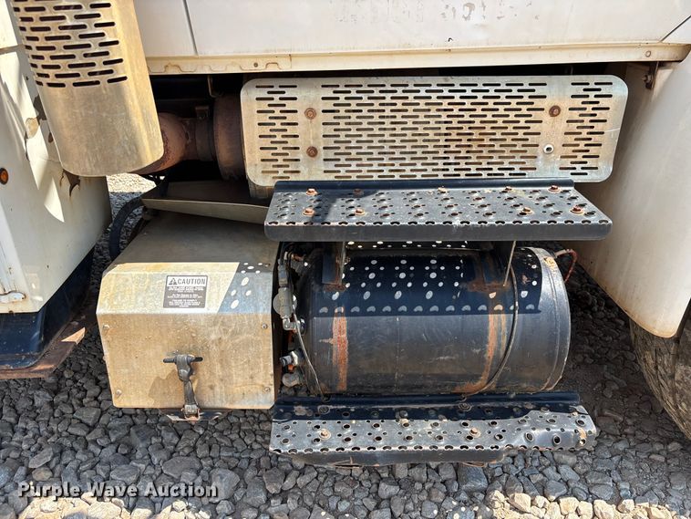 image for item DU6334 2013 International 4400 digger derrick truck