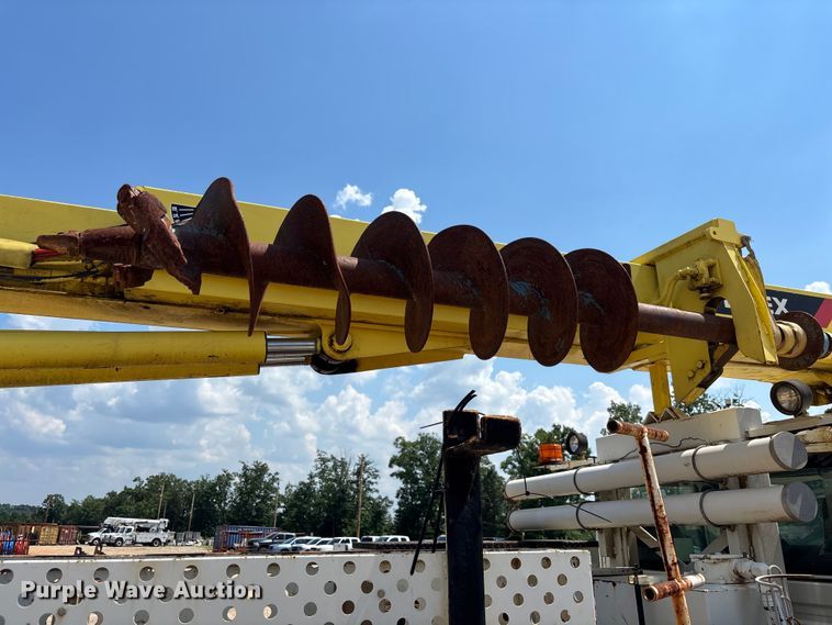 image for item DU6334 2013 International 4400 digger derrick truck