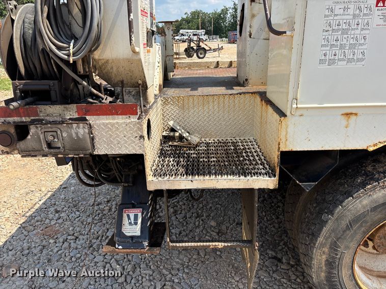 image for item DU6334 2013 International 4400 digger derrick truck