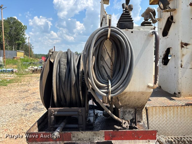 image for item DU6334 2013 International 4400 digger derrick truck