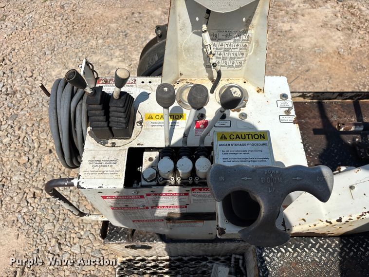 image for item DU6334 2013 International 4400 digger derrick truck