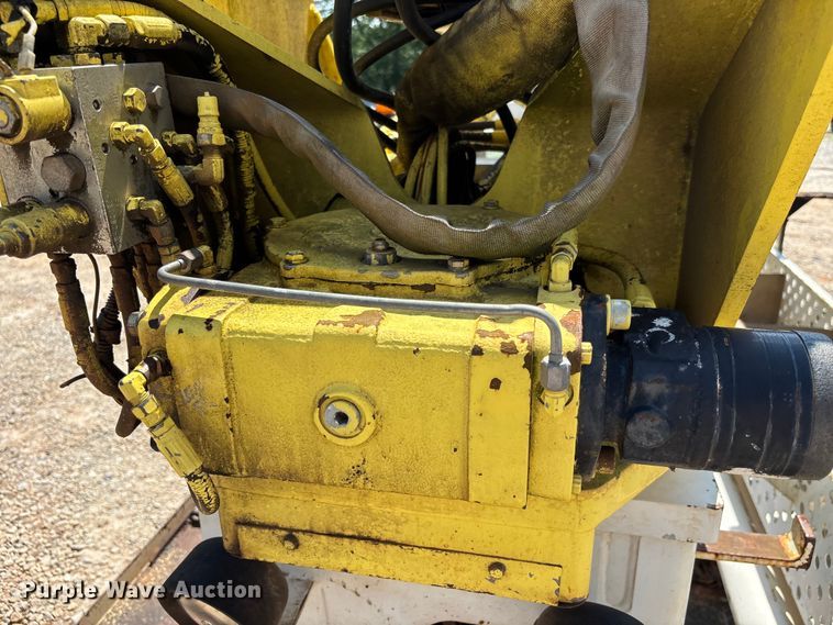 image for item DU6334 2013 International 4400 digger derrick truck