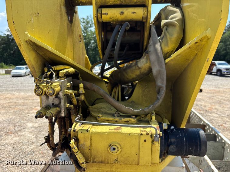 image for item DU6334 2013 International 4400 digger derrick truck